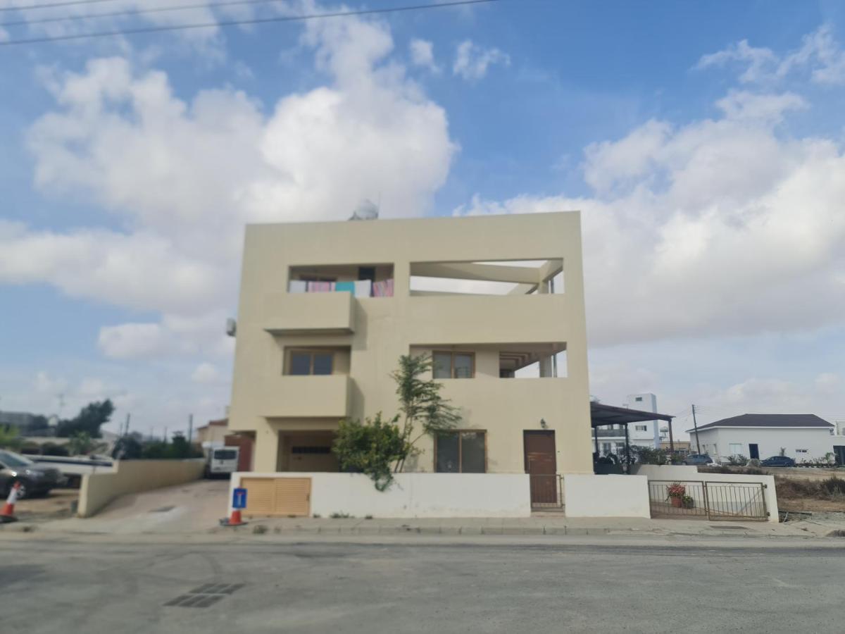 Top Floor 1 Bdrm Aprtrmnt Apartment Dromolaxia Exterior photo